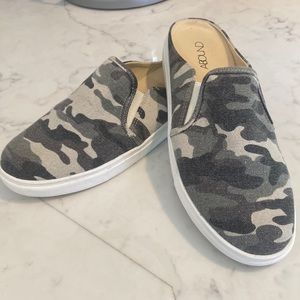 Camouflage slides Tennies